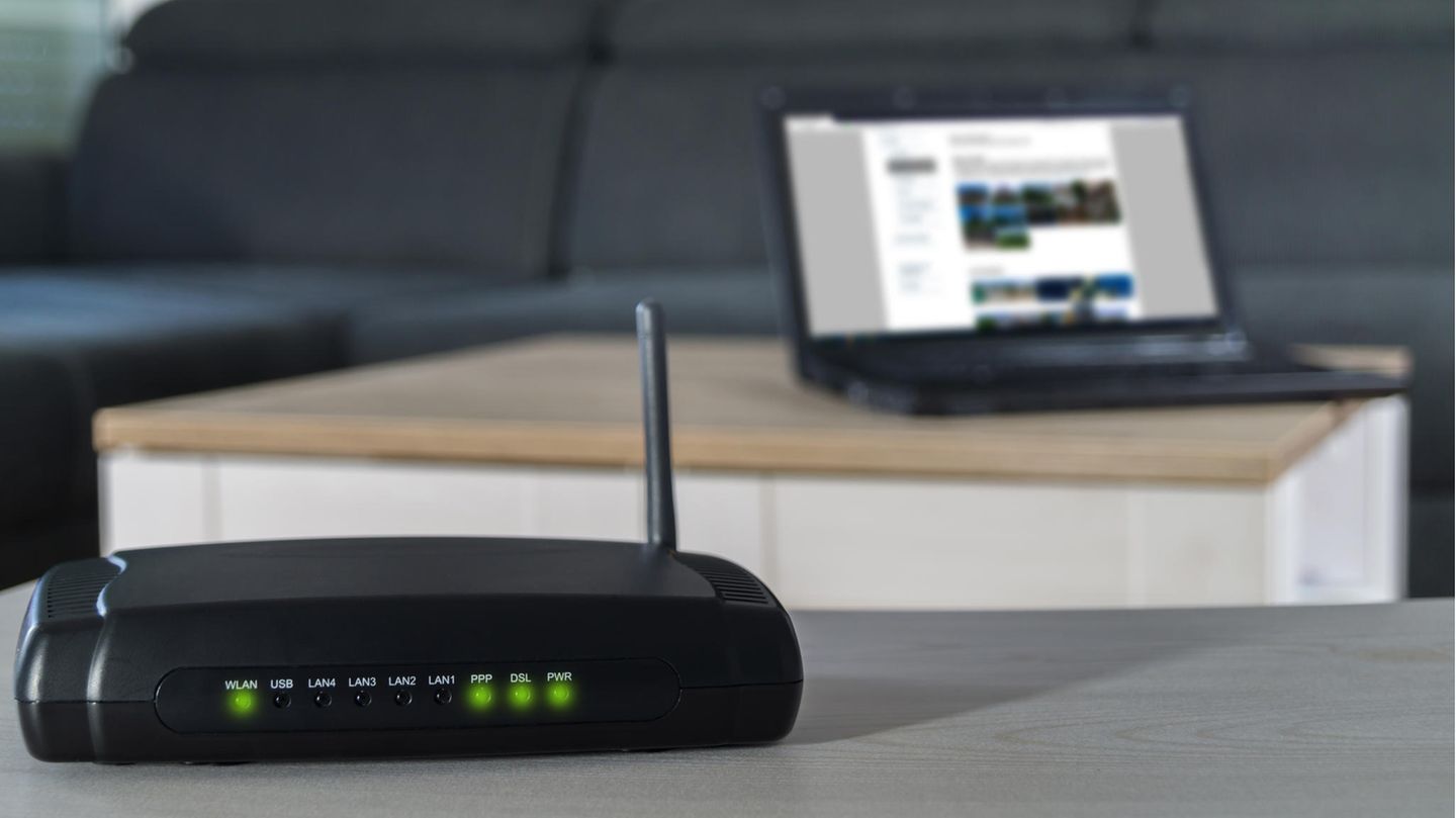 Wi-Fi password: Internet-Router is on a Desk