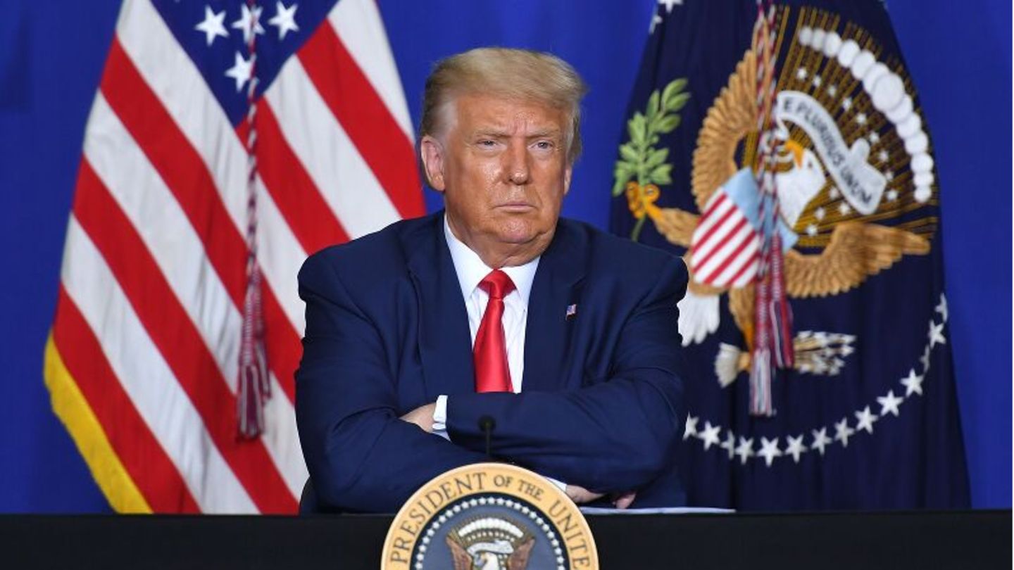 Donald Trump blickt missgelaunt und verschränkt die Arme