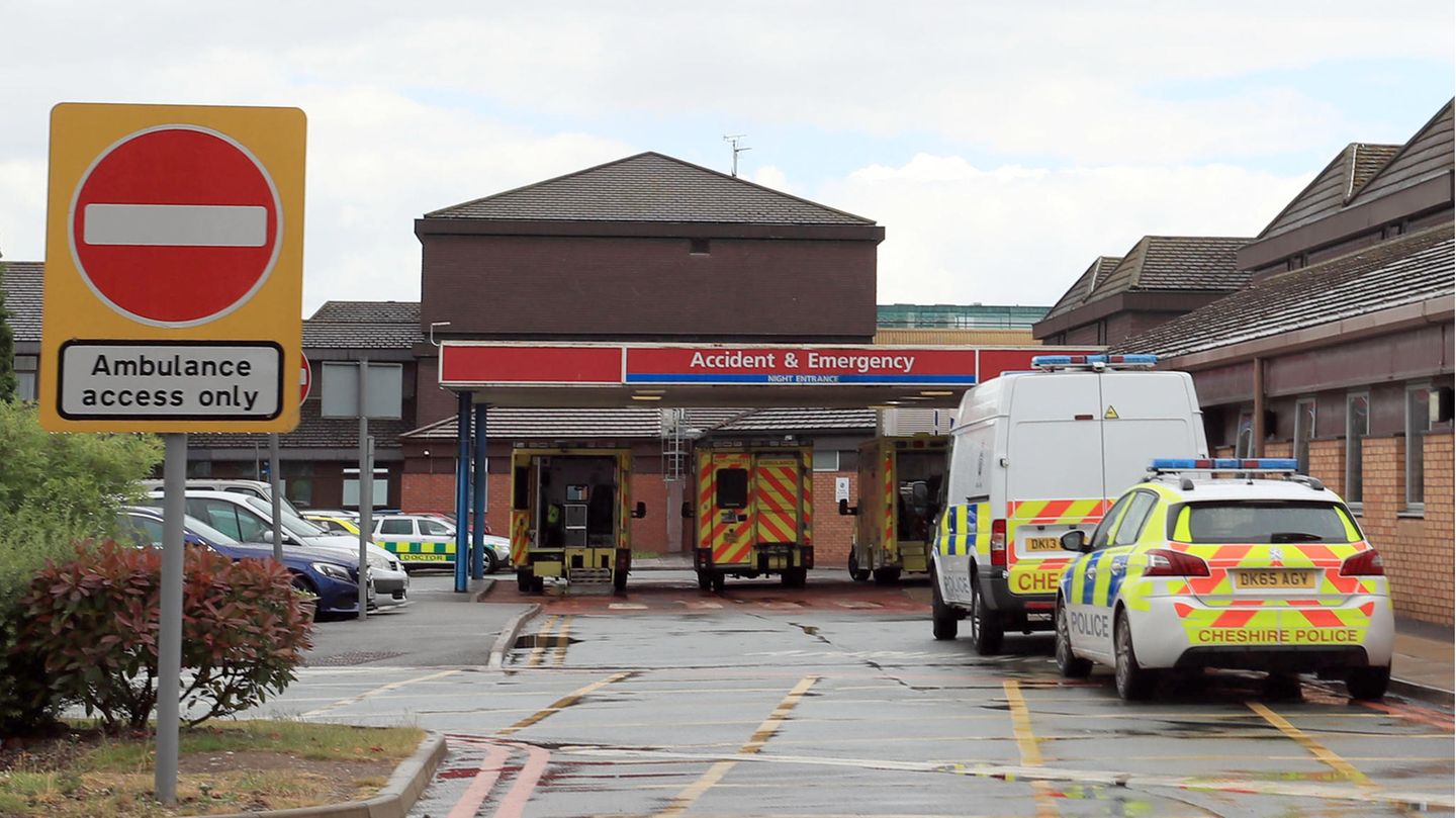 England: Krankenschwester soll acht Babys getötet haben – Festnahme Die Polizei vor dem Countess of Chester Hospital