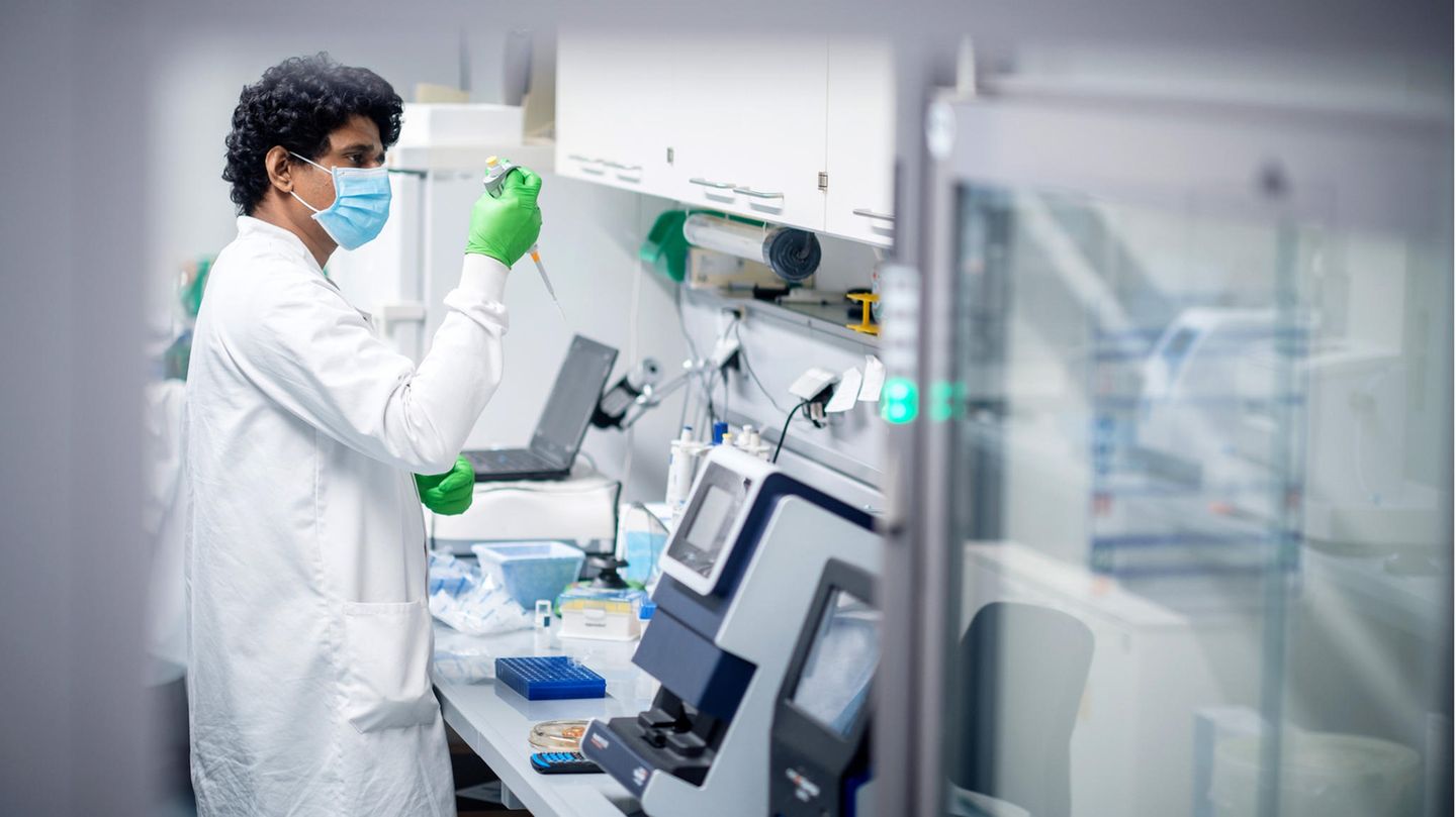 Ein Mitarbeiter des Biotechnologie-Unternehmens Biontech arbeitet in einem Labor.