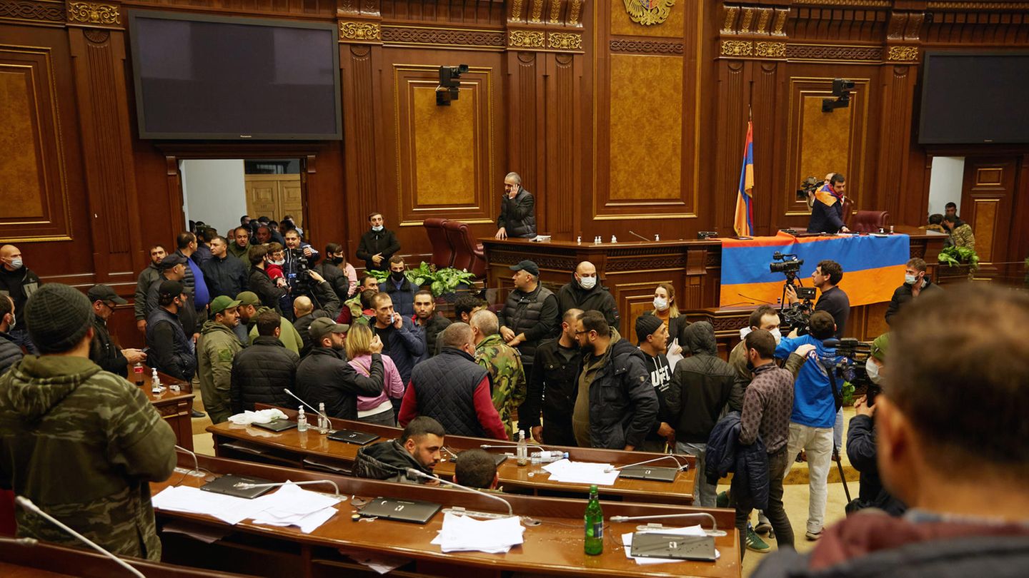 Armenien Polizei Erlangt Nach Protesten Kontrolle Uber Parlament Zuruck Stern De