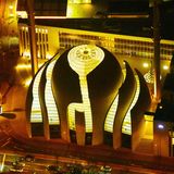 Köln: Ditib-Zentralmoscheee   Bereits im November 2009 wurde der Grundstein für die Moschee in Köln-Ehrenfeld gelegt, doch bis zur Einweihung 2018 mussten einige Hürden genommen werden. Heute steht die von Gottfried und Paul Böhm entworfene Zentralmoschee der Türkisch-Islamischen Union, kurz Ditib, als pompöser Hingucker direkt an der Inneren Kanalstraße. Das Zusammenspiel aus Beton, Glas und Holz wird von zwei filigranen 55 Meter hohen Minaretten eingefasst.