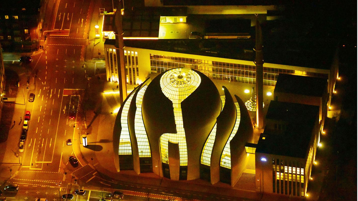 Nachtfotografie: Köln: Ditib-Zentralmoscheee Bereits im November 2009 wurde der Grundstein für die Moschee in Köln-Ehrenfeld gelegt, doch bis zur Einweihung 2018 mussten einige Hürden genommen werden. Heute steht die von Gottfried und Paul Böhm entworfene Zentralmoschee der Türkisch-Islamischen Union, kurz Ditib, als pompöser Hingucker direkt an der Inneren Kanalstraße. Das Zusammenspiel aus Beton, Glas und Holz wird von zwei filigranen 55 Meter hohen Minaretten eingefasst. Köln: Ditib-Zentralmoscheee Bereits im November 2009 wurde der Grundstein für die Moschee in Köln-Ehrenfeld gelegt, doch bis zur Einweihung 2018 mussten einige Hürden genommen werden. Heute steht die von Gottfried und Paul Böhm entworfene Zentralmoschee der Türkisch-Islamischen Union, kurz Ditib, als pompöser Hingucker direkt an der Inneren Kanalstraße. Das Zusammenspiel aus Beton, Glas und Holz wird von zwei filigranen 55 Meter hohen Minaretten eingefasst.