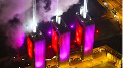 Hannover: Heizkraftwerk Linden  Dieses Kraftwerk gilt als Vorzeigeobjekt der Wirtschaftswunderjahre und als das Wahrzeichen des Hannoveraner Stadtteils Linden. Die markanten Kesselhäuser prägen das Stadtbild seit 1962. Die liebevoll als die »drei warmen Brüder« bezeichneten, bunt angestrahlten Türme zieren heute Poster, Fotos und Fanartikel.