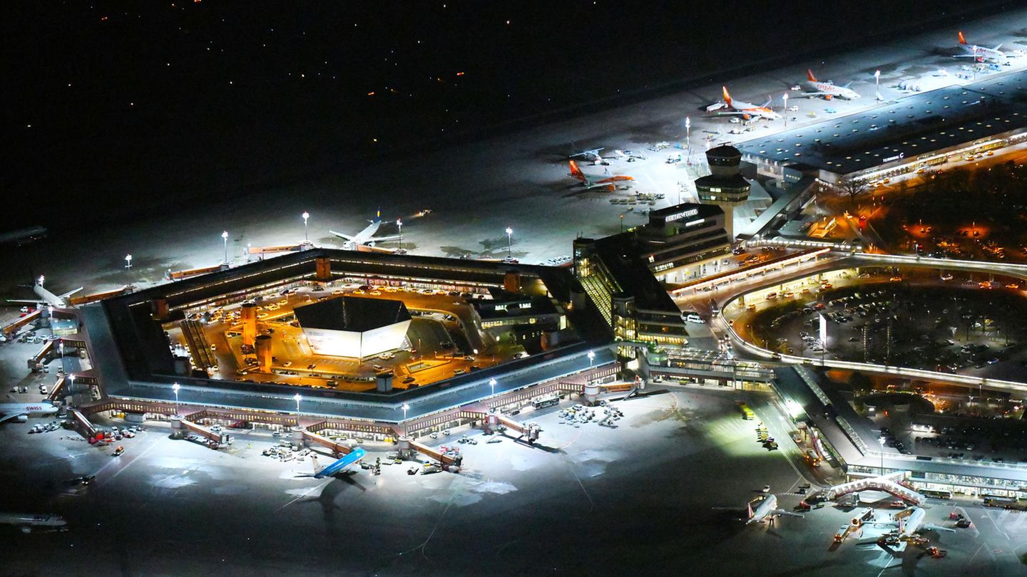 Nachtfotografie: Berlin: Flughafen Tegel Seit dem 8. November2020 ist mit dem Umzug des Flugverkehrs zum endlich eröffneten Hauptstadtflughafen der Betrieb in TXL eingestellt. Der sechseckige Bau von 1972 war ein Airport der kurzen Wege, ein Entwurf der Architekten Gerkan, Marg und Partner, ausgelegt für ursprünglich 10 Millionen Passagiere. Doch 2019 wurden mehr als 24 Millionen Fluggäste gezählt. Berlin: Flughafen Tegel Seit dem 8. November2020 ist mit dem Umzug des Flugverkehrs zum endlich eröffneten Hauptstadtflughafen der Betrieb in TXL eingestellt. Der sechseckige Bau von 1972 war ein Airport der kurzen Wege, ein Entwurf der Architekten Gerkan, Marg und Partner, ausgelegt für ursprünglich 10 Millionen Passagiere. Doch 2019 wurden mehr als 24 Millionen Fluggäste gezählt.