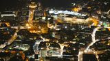 Braunschweig: Innenstadt  Das Zentrum der Löwenstadt hat viele Gesichter, das zeigt sich auch bei Nacht. Mal erscheint die Innenstadt historisch, mal modern. Die Architekturgeschichte aus zehn Jahrhunderten zeigt die wechselvolle Geschichte der Welfen- und Hansestadt. Rechts oben im Bild die Fassade des 2007 wiederaufgebauten Schlosses, hinter der sich ein Einkaufszentrum versteckt.