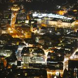 Braunschweig: Innenstadt  Das Zentrum der Löwenstadt hat viele Gesichter, das zeigt sich auch bei Nacht. Mal erscheint die Innenstadt historisch, mal modern. Die Architekturgeschichte aus zehn Jahrhunderten zeigt die wechselvolle Geschichte der Welfen- und Hansestadt. Rechts oben im Bild die Fassade des 2007 wiederaufgebauten Schlosses, hinter der sich ein Einkaufszentrum versteckt.