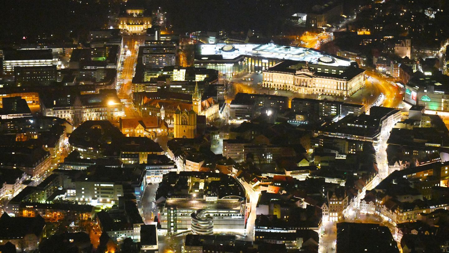 Nachtfotografie: Braunschweig: Innenstadt Das Zentrum der Löwenstadt hat viele Gesichter, das zeigt sich auch bei Nacht. Mal erscheint die Innenstadt historisch, mal modern. Die Architekturgeschichte aus zehn Jahrhunderten zeigt die wechselvolle Geschichte der Welfen- und Hansestadt. Rechts oben im Bild die Fassade des 2007 wiederaufgebauten Schlosses, hinter der sich ein Einkaufszentrum versteckt. Braunschweig: Innenstadt Das Zentrum der Löwenstadt hat viele Gesichter, das zeigt sich auch bei Nacht. Mal erscheint die Innenstadt historisch, mal modern. Die Architekturgeschichte aus zehn Jahrhunderten zeigt die wechselvolle Geschichte der Welfen- und Hansestadt. Rechts oben im Bild die Fassade des 2007 wiederaufgebauten Schlosses, hinter der sich ein Einkaufszentrum versteckt.