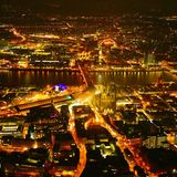 Köln: Dom und Hauptbahnhof  Wie flüssiges Gold, das durch die Straßen rinnt, leuchtet das abendliche Köln. Deutlich aus dem Häusermeer ragen Hauptbahnhof und der Dom hervor. Auf der anderen Rheinseite funkelt der Stadtteil Deutz.