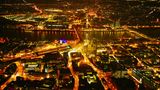 Köln: Dom und Hauptbahnhof  Wie flüssiges Gold, das durch die Straßen rinnt, leuchtet das abendliche Köln. Deutlich aus dem Häusermeer ragen Hauptbahnhof und der Dom hervor. Auf der anderen Rheinseite funkelt der Stadtteil Deutz.