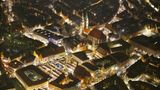 Nürnberger Christkindlesmarkt  Dieser Weihnachtsmarkt gehört zu den ältesten und bekanntesten Weihnachtsmärkten in Deutschland. Er lässt sich bis ins 17. Jahrhundert zurückverfolgen, doch Ende des 19. Jahrhunderts verlor er an Bedeutung. Die Nationalsozialisten belebten das Traditionsfest aus Imagegründen neu. In den letzten Jahren besuchten rund zwei Millionen Menschen den Christkindlesmarkt und freuten sich über die rund 200 Buden im Lichterglanz. Wegen der Corona-Pandemie wurde der Nürnberger Christkindlesmarkt 2020 abgesagt.