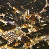 Nürnberger Christkindlesmarkt  Dieser Weihnachtsmarkt gehört zu den ältesten und bekanntesten Weihnachtsmärkten in Deutschland. Er lässt sich bis ins 17. Jahrhundert zurückverfolgen, doch Ende des 19. Jahrhunderts verlor er an Bedeutung. Die Nationalsozialisten belebten das Traditionsfest aus Imagegründen neu. In den letzten Jahren besuchten rund zwei Millionen Menschen den Christkindlesmarkt und freuten sich über die rund 200 Buden im Lichterglanz. Wegen der Corona-Pandemie wurde der Nürnberger Christkindlesmarkt 2020 abgesagt.