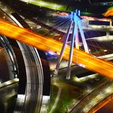 Ludwigshafen: Hauptbahnhof  Der markante Pylon der Schrägseilbrücke für den Autoverkehr markiert den vor gut 50 Jahren eröffneten Bahnhof der Stadt, damals der modernste Europas. Was auf dem Foto so reizvoll aussieht, steht für eine fehlgeleitete Verkehrsplanung. Heute nutzen nur wenige Fahrgäste den Bahnhof, die Wege sind lang, die Anlage macht einen heruntergekommenen Eindruck.