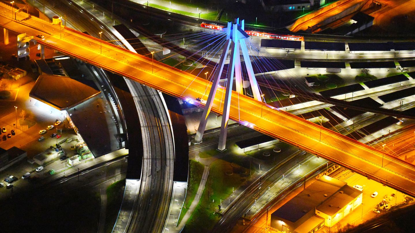 Nachtfotografie: Ludwigshafen: Hauptbahnhof Der markante Pylon der Schrägseilbrücke für den Autoverkehr markiert den vor gut 50 Jahren eröffneten Bahnhof der Stadt, damals der modernste Europas. Was auf dem Foto so reizvoll aussieht, steht für eine fehlgeleitete Verkehrsplanung. Heute nutzen nur wenige Fahrgäste den Bahnhof, die Wege sind lang, die Anlage macht einen heruntergekommenen Eindruck. Ludwigshafen: Hauptbahnhof Der markante Pylon der Schrägseilbrücke für den Autoverkehr markiert den vor gut 50 Jahren eröffneten Bahnhof der Stadt, damals der modernste Europas. Was auf dem Foto so reizvoll aussieht, steht für eine fehlgeleitete Verkehrsplanung. Heute nutzen nur wenige Fahrgäste den Bahnhof, die Wege sind lang, die Anlage macht einen heruntergekommenen Eindruck.
