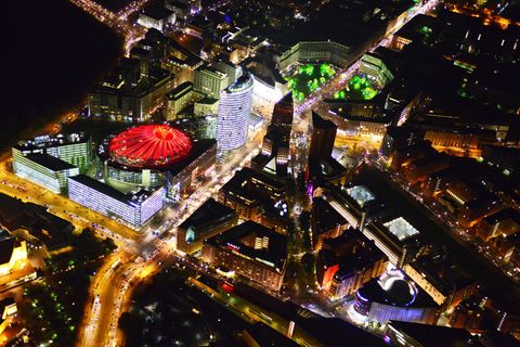 Bild 1 von 11 der Fotostrecke zum Klicken  Berlin: Potsdamer Platz  Nach der Wiedervereinigung war dieser Platz im Herzen der Stadt eine jahrelange Baustelle. Jetzt leuchtet rot das Dach des Sony Centers und rechts der Leipziger Platz in grün. Dazwischen strahlt mit heller halbrunder Fassade die Konzernzentrale der Deutschen Bahn.