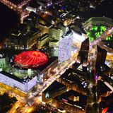 Bild 1 von 11 der Fotostrecke zum Klicken  Berlin: Potsdamer Platz  Nach der Wiedervereinigung war dieser Platz im Herzen der Stadt eine jahrelange Baustelle. Jetzt leuchtet rot das Dach des Sony Centers und rechts der Leipziger Platz in grün. Dazwischen strahlt mit heller halbrunder Fassade die Konzernzentrale der Deutschen Bahn.