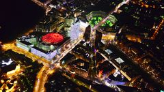 Bild 1 von 11 der Fotostrecke zum Klicken  Berlin: Potsdamer Platz  Nach der Wiedervereinigung war dieser Platz im Herzen der Stadt eine jahrelange Baustelle. Jetzt leuchtet rot das Dach des Sony Centers und rechts der Leipziger Platz in grün. Dazwischen strahlt mit heller halbrunder Fassade die Konzernzentrale der Deutschen Bahn.