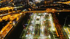 Hamburger Hafen  Der Eurogate Container Terminal am Überseehafen ist sicher einer der geschäftigsten und dynamischsten Orte Hamburgs. Auch bei Nacht steht hier nichts still. Die bunten Container erstrahlen in weißem Licht und wirken aus der Luft im Kontrast zur dunklen Elbe wie übergroße Legosteine. Deutschlands größter Hafen liegt nur 70 Seemeilen von der Nordsee entfernt.