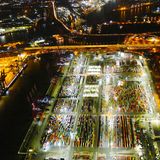 Hamburger Hafen  Der Eurogate Container Terminal am Überseehafen ist sicher einer der geschäftigsten und dynamischsten Orte Hamburgs. Auch bei Nacht steht hier nichts still. Die bunten Container erstrahlen in weißem Licht und wirken aus der Luft im Kontrast zur dunklen Elbe wie übergroße Legosteine. Deutschlands größter Hafen liegt nur 70 Seemeilen von der Nordsee entfernt.