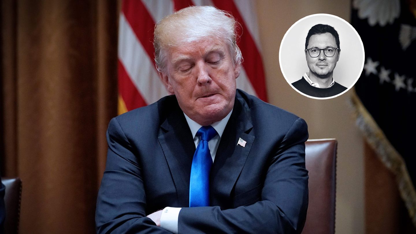 Donald Trump mit verschränkten Armen Donald Trump mit verschränkten Armen