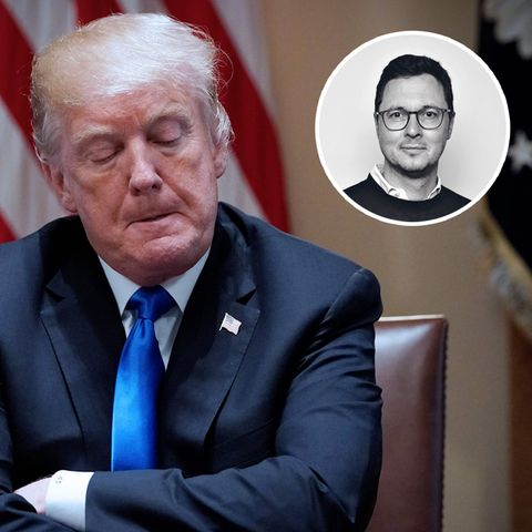 Donald Trump mit verschränkten Armen