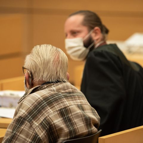 Würzburg: Der Angeklagte sitzt neben seinem Anwalt im Gerichtssaal