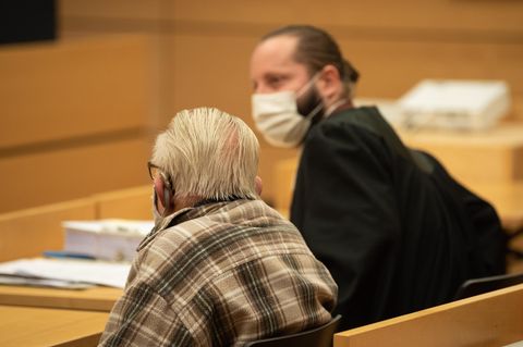 Würzburg: Der Angeklagte sitzt neben seinem Anwalt im Gerichtssaal