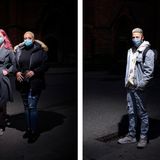 Fotografie: Blaue Masken in der Nacht