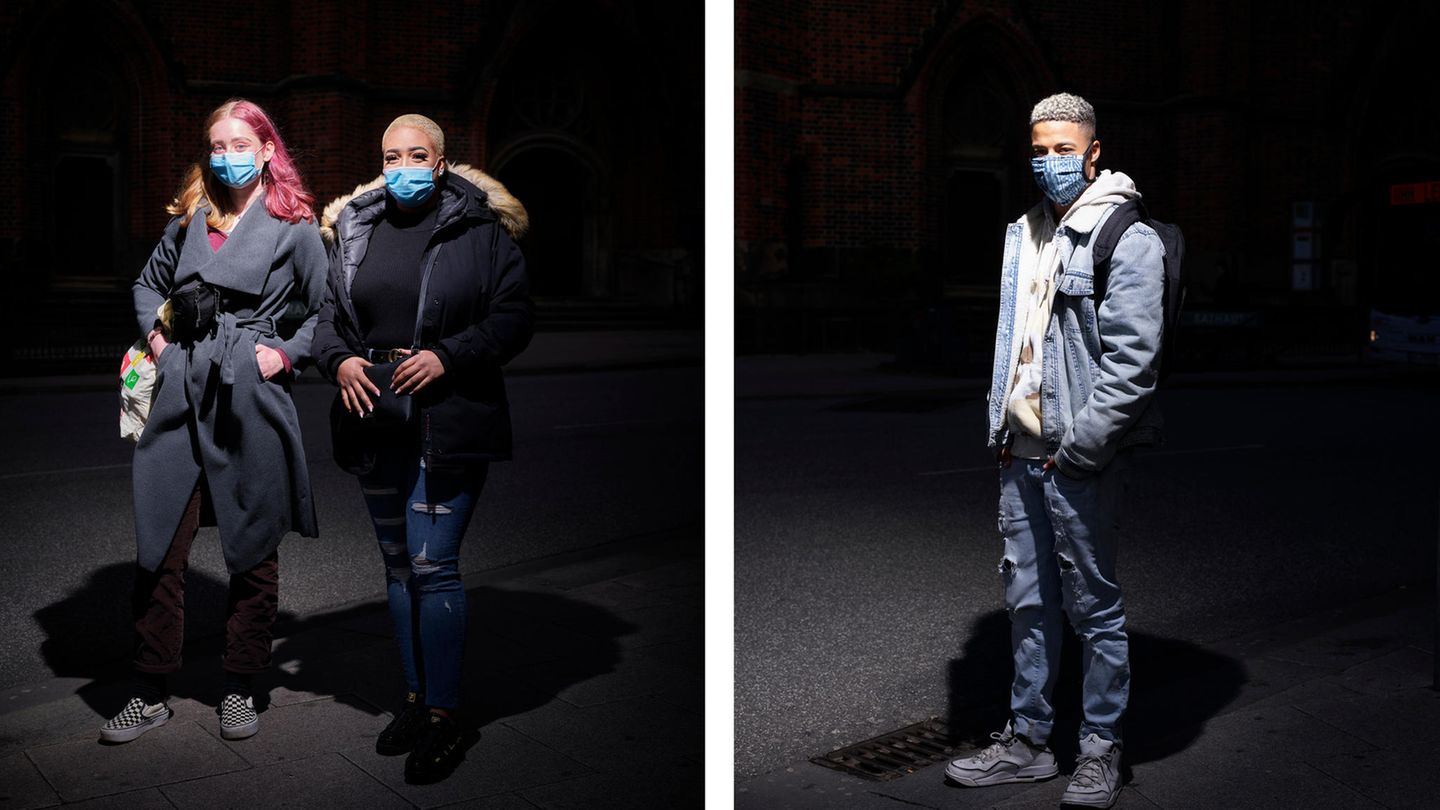 Fotografie: Blaue Masken in der Nacht