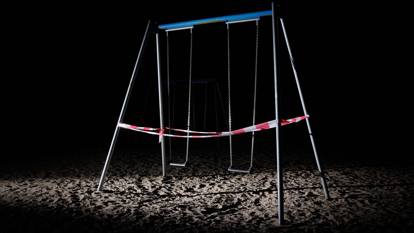 Fotografie: Eine mit Flatterband abgesperrte Schaukel auf einem Spielplatz