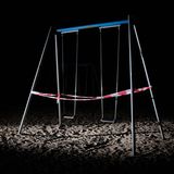 Fotografie: Eine mit Flatterband abgesperrte Schaukel auf einem Spielplatz
