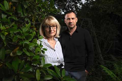 Sabine und Sebastian Fitzek fotografiert vor einer dunklen Hecke