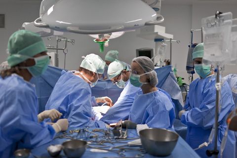Eine Transplantation eines Spenderherzens (Symbolbild) 