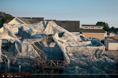 Die selbstgebaute Achterbahn erinnert an einen Berg in den Alpen.