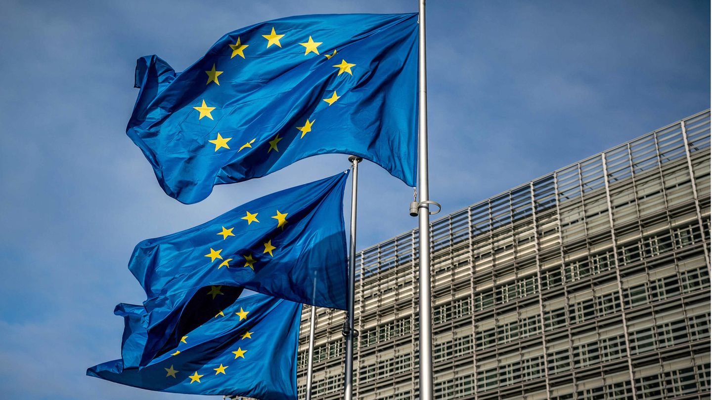 Europaflaggen wehen vor dem Sitz der Europäischen Kommission