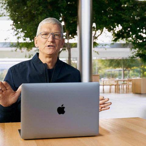 Apple-Chef Tim Cook sitzt an einem der neuen Macbooks mit eigens entwickeltem Prozessor