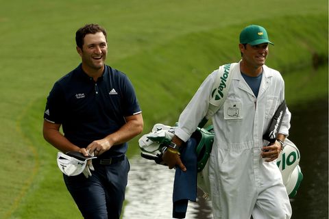 Irres Hole-in-One beim US-Masters: Jon Rahm Rodriguez läuft mit Caddie Adam Hayes über das Fairway in Augusta