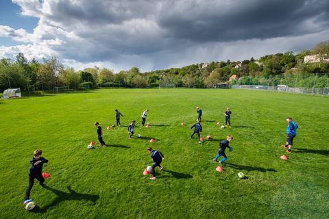 DOSB verlangt schnelle Öffnung von Sportstätten: Jugend-Fußballmannschaft trainiert auf einem Rasenplatz