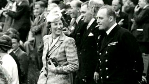 Kronprinzessin Märtha und Kronprinz Olav im Jahr 1942 auf dem Anwesen Sunningdale, rund vierzig Meilen südwestlich von London, auf einer Gartenparty.