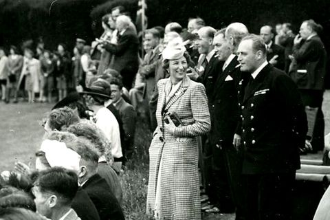 Kronprinzessin Märtha und Kronprinz Olav im Jahr 1942 auf dem Anwesen Sunningdale, rund vierzig Meilen südwestlich von London, auf einer Gartenparty.