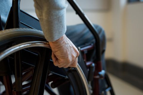 Hessen: Polizisten bringen Rollstuhlfahrer zum Grab seiner Frau