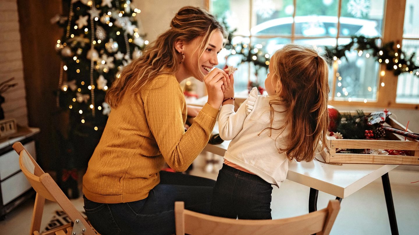 Weihnachtssterne können Sie ganz einfach aus Butterbrottüten selber basteln
