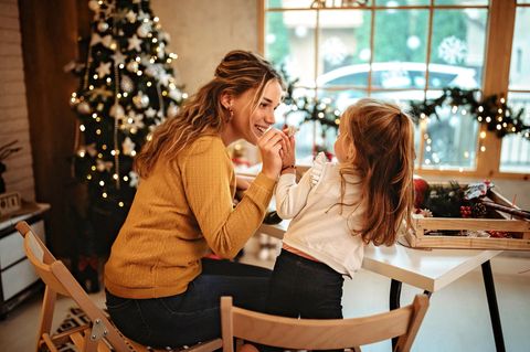 Weihnachtssterne können Sie ganz einfach aus Butterbrottüten selber basteln