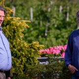 Vera ist ein einsamer Mensch. Da die Verfilmung im Gegensatz zum Buch nicht das geistige Innenleben der Frau zeigen kann, sehen wir Iris Berben zumeist mit bösem Blick dreingucken. Kontakt hat sie einzig zu ihrem Nachbarn Hinni (Peter Kurth), ihre verhinderte Liebe aus Jugendtagen.