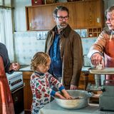 Der Journalist Burkhard Weißwerth (Matthias Matschke, 2.v.r.) ist aus Hamburg aufs Alte Land gezogen und sucht Anschluss zu den Einheimischen. Im Buch eröffnet diese Figur eine neue Ebene, die von den Vorurteilen erzählt, die Städter über Landbewohner haben. In der Verfilmung ist dieser Strang leider ziemlich albern geraten. Denn er fällt aus der Tonalität. Der Rest ist unnötig düster und schwer geraten. Was im Roman wunderbar gelingt - die Balance zwischen tragischen und heiteren Momenten - zerfällt hier völlig. Der Film (Regie und Drehbuch: Sherry Hormann) wirkt wie ein Geschmacksverstärker, der alle Emotionen in die Extreme steigert.  3Sat zeigt die beiden Teile der Literaturverfilmung "Altes Land" am 3. Oktober zum Tag der Deutschen Einheit ab 12.15 Uhr direkt hintereinander.