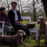 Dort werden die Geflüchteten nicht gerade mit offenen Armen empfangen. Die gestrenge Hausherrin Ida Eckhoff (Karoline Eichhorn, r.) lässt die Neuankömmlinge spüren, wie wenig sie auf ihrem Hof willkommen sind. Immerhin gelingt es der kleinen Vera, das Eis zu brechen: Sie darf auf Idas weißer Bank zu sitzen - ein seltenes Privileg.