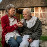 Bis ins hohe Alter leben die beiden zusammen in dem Haus. Zwischenzeitlich geht Vera nach Hamburg und studiert Zahnmedizin. Nach dem Studium kehrt sie aber wieder ins Alte Land zurück. Die ältere Vera Eckhoff wird von Iris Berben gespielt, Karl bis ins hohe Alter von Milan Peschel. Die Maskenbildner haben viel zu tun.