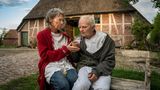 Bis ins hohe Alter leben die beiden zusammen in dem Haus. Zwischenzeitlich geht Vera nach Hamburg und studiert Zahnmedizin. Nach dem Studium kehrt sie aber wieder ins Alte Land zurück. Die ältere Vera Eckhoff wird von Iris Berben gespielt, Karl bis ins hohe Alter von Milan Peschel. Die Maskenbildner haben viel zu tun.