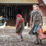 Mit dem Heimatroman "Altes Land" veröffentlichte Dörte Hansen 2015 eine Geschichte, die sich über sechs Jahrzehnte erstreckt und deutsche Nachkriegshistorie, die Geschichte eines Landstrichs und das Schicksal einer Familie zusammenbringt. Buch und Film springen dabei zwischen den Jahrzehnten hin und zurück.   Alles beginnt mit der Ankunft der kleine Vera (Emilia Kowalski, l.) und ihrer Mutter Hildegard von Kamcke (Birte Schnöink) in Norddeutschland. Beide mussten aus Ostpreußen fliehen und bekommen 1945 einen Hof im Alten Land zugewiesen.