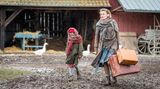 Mit dem Heimatroman "Altes Land" veröffentlichte Dörte Hansen 2015 eine Geschichte, die sich über sechs Jahrzehnte erstreckt und deutsche Nachkriegshistorie, die Geschichte eines Landstrichs und das Schicksal einer Familie zusammenbringt. Buch und Film springen dabei zwischen den Jahrzehnten hin und zurück.   Alles beginnt mit der Ankunft der kleine Vera (Emilia Kowalski, l.) und ihrer Mutter Hildegard von Kamcke (Birte Schnöink) in Norddeutschland. Beide mussten aus Ostpreußen fliehen und bekommen 1945 einen Hof im Alten Land zugewiesen.